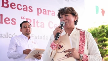 La presidenta Claudia Sheinbaum entregó Becas para Uniformes y Útiles "Rita Cetina". (Foto: Presidencia)