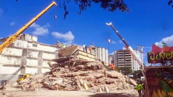 Infobae en Venezuela: voluntarios trabajan para recuperar cuerpos entre los escombros de un icónico edificio: “Más del 90% de quienes estaban aquí murieron”