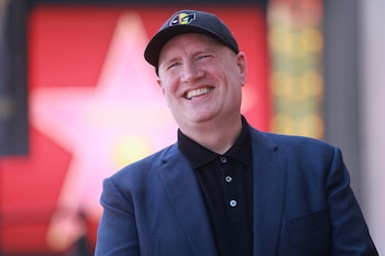 Ben Affleck recordó sus primeros contactos profesionales con Kevin Feige y destacó la trayectoria del presidente de Marvel Studios al frente de la franquicia (REUTERS)