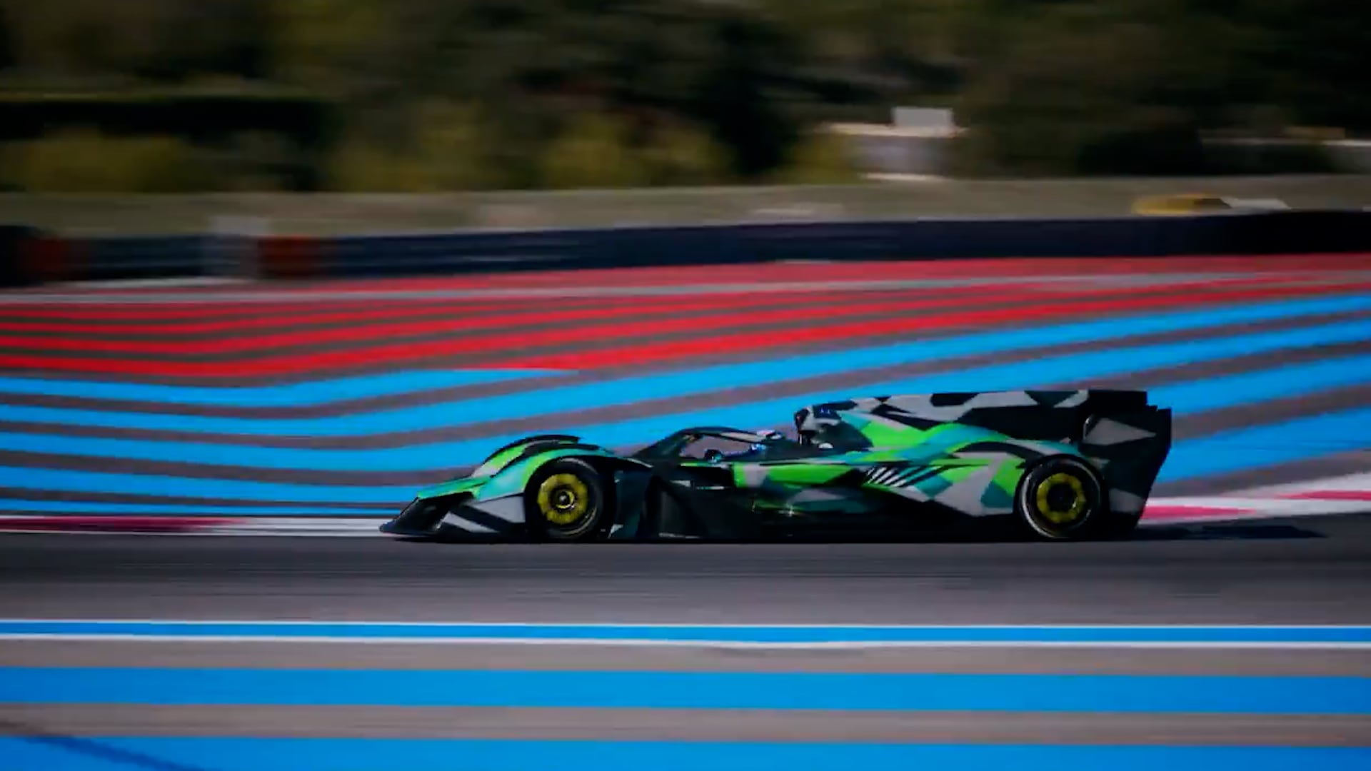 El sonido del prototipo sugiere que utiliza el motor V12 atmosférico de 6,5 litros fabricado por Cosworth