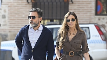 Sara Carbonero, rota de dolor en la misa funeral en homenaje a su madre, Goyi Arévalo, en Toledo: el apoyo de Isabel Jiménez y de sus hijos