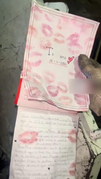 Recolector de residuos mostrando la carta de amor encontrada en la basura