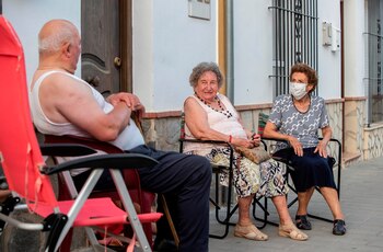 Vecinos de Algar charlando a