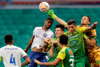 El arquero Ezequiel Unsain (d) de Defensa y Justicia rechaza el balón en el partido ante Bahía el 9 de diciembre de 2020 en el estadio Arena Fonte Nova en Salvador (Brasil). EFE/Raúl Spinasse/Archivo