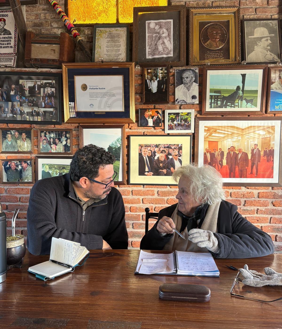 El secretario de Presidencia de Uruguay, Alejandro Sánchez, junto a Lucía Topolansky (@pachasanchez)