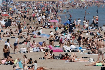 Cientos de personas disfrutan el buen tiempo en la playa de la Malvarrosa, en Valencia, a 19 de abril de 2026 . (EFE/Kai Forsterling)