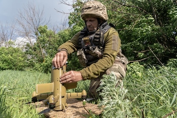 Un soldado ucraniano alista un dron interceptor durante un ataque ruso cerca de Kharkiv, días antes del acuerdo con Suecia por cazas Gripen. Ucrania ha convertido los drones en su principal ventaja táctica. (AP Foto/Andrii Marienko)