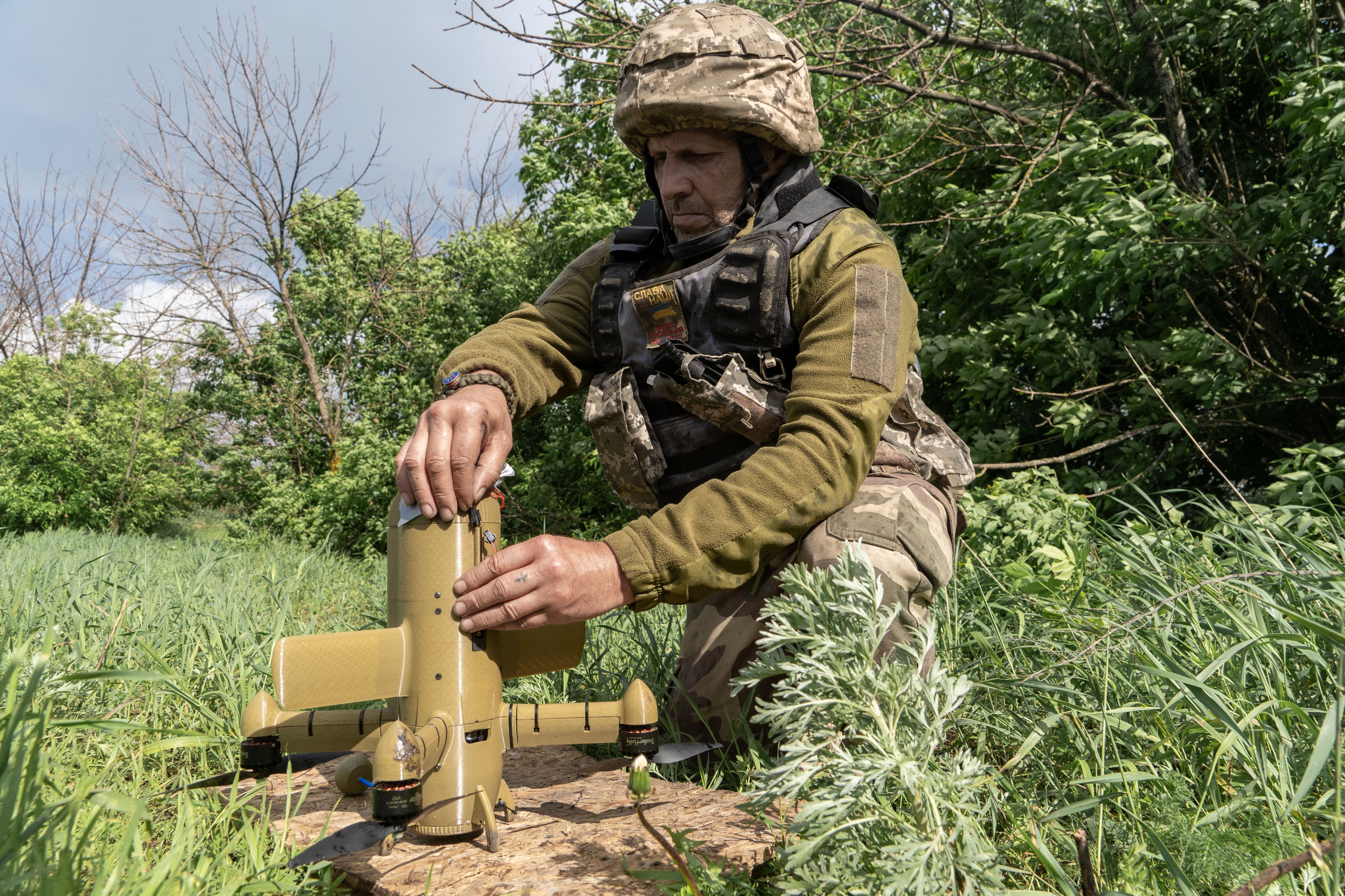 Un soldado ucraniano prepara un dron interceptor durante un ataque aéreo ruso en un lugar no revelado cerca de Kharkiv, Ucrania, el lunes 25 de mayo de 2026
(AP Foto/Andrii Marienko)