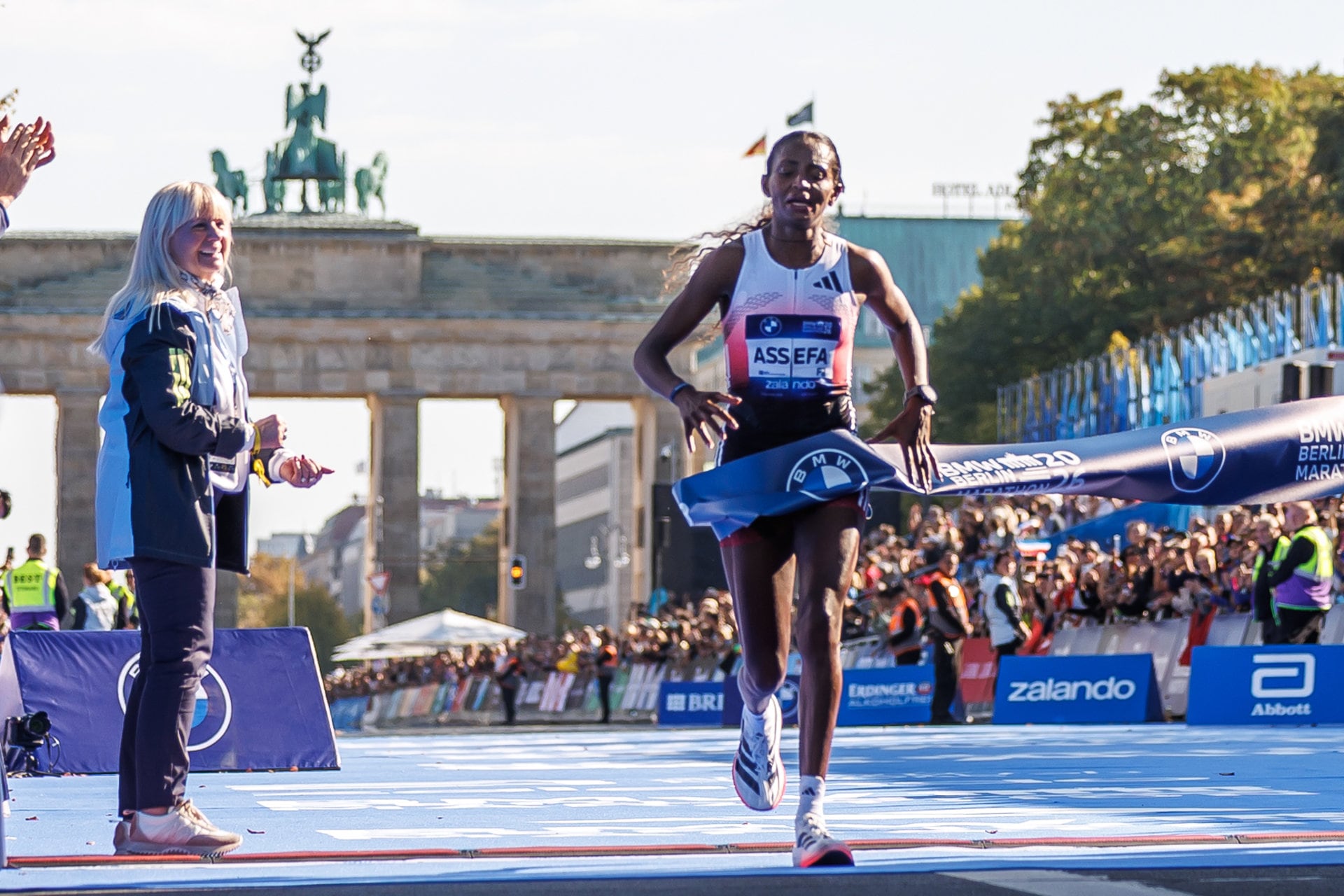27/09/2026 27 September 2026, Berlin: Ethiopian long-distance runner Tigst Assefa celebrates crossing the finish line to win the women