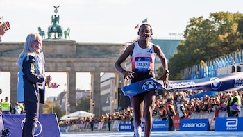 El etíope Guye Adola gana el maratón de Berlín y Tigst Assefa se queda a las puertas del récord femenino