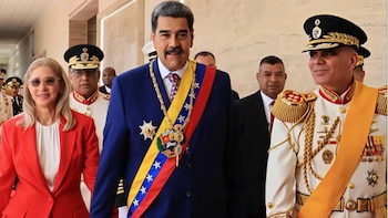 Nicolás Maduro junto al Ministro