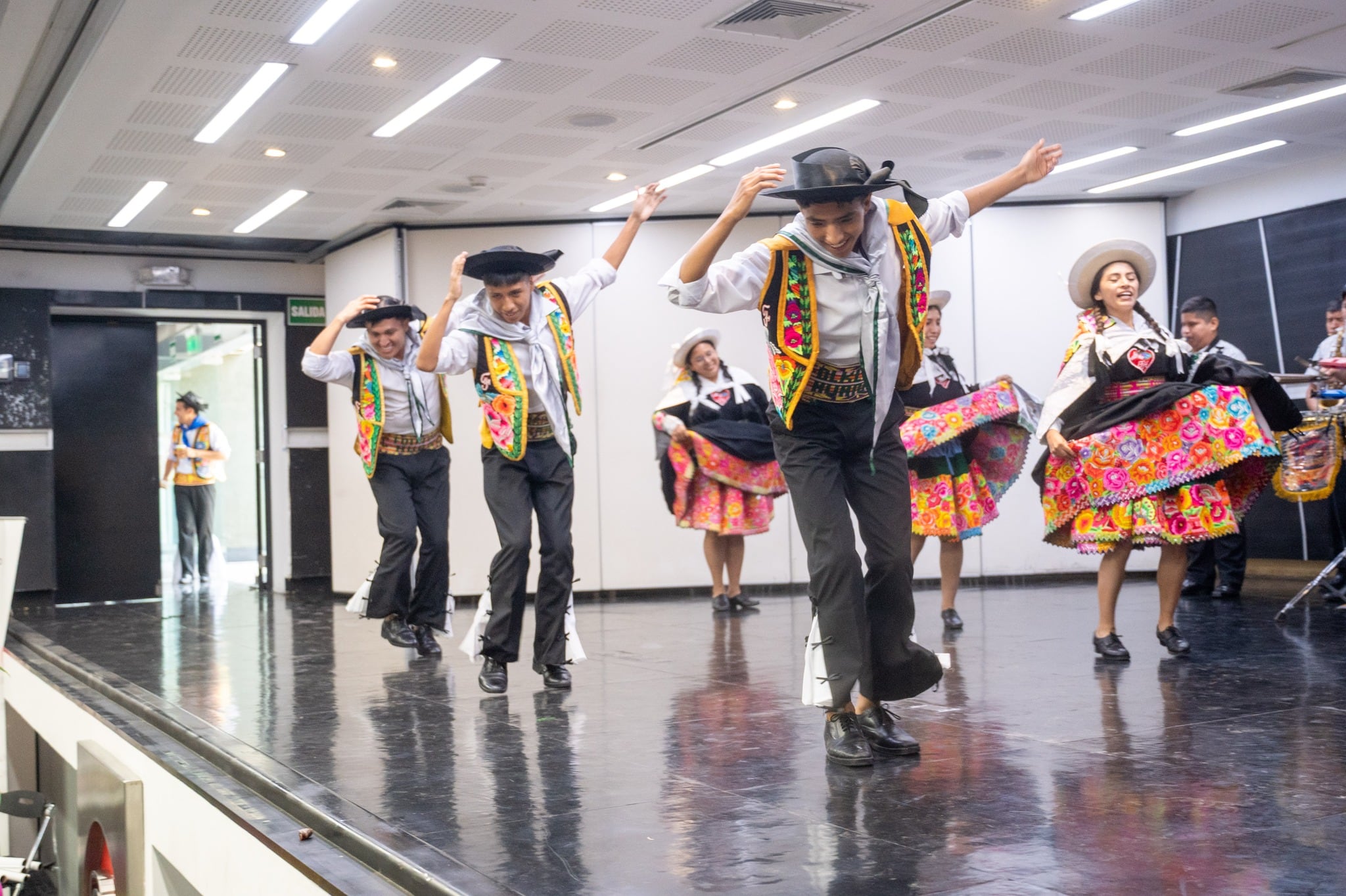 Delegaciones de Junín presentan danzas tradicionales en el lanzamiento de los Carnavales 2026 en Lima, celebrando su ascenso como cuarto destino turístico del Perú (Directur Junín)