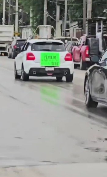 Un automovilista de Tampico llamó la atención por la forma en que trasladó el tradicional platillo mexicano durante las Fiestas Patrias. (Captura de pantalla)