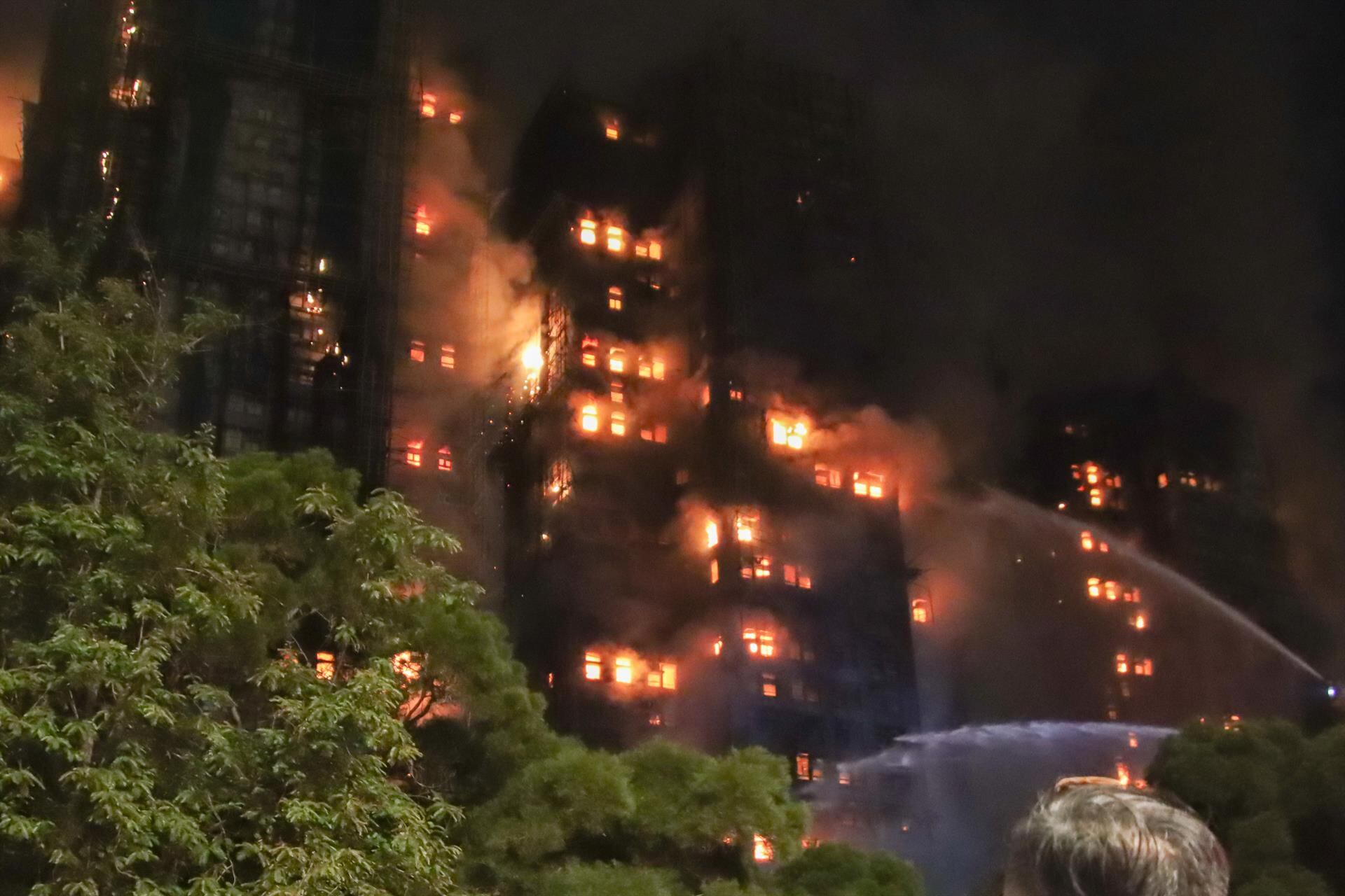 Ascienden a 44, incluido un bombero, los muertos en el incendio de varios rascacielos en Hong Kong