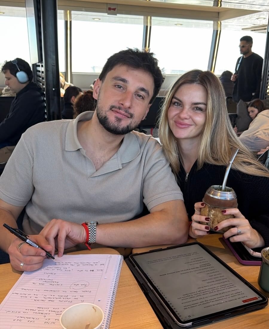 La publicación reunió imágenes de la pareja durante viajes, caminatas y salidas nocturnas (Instagram)