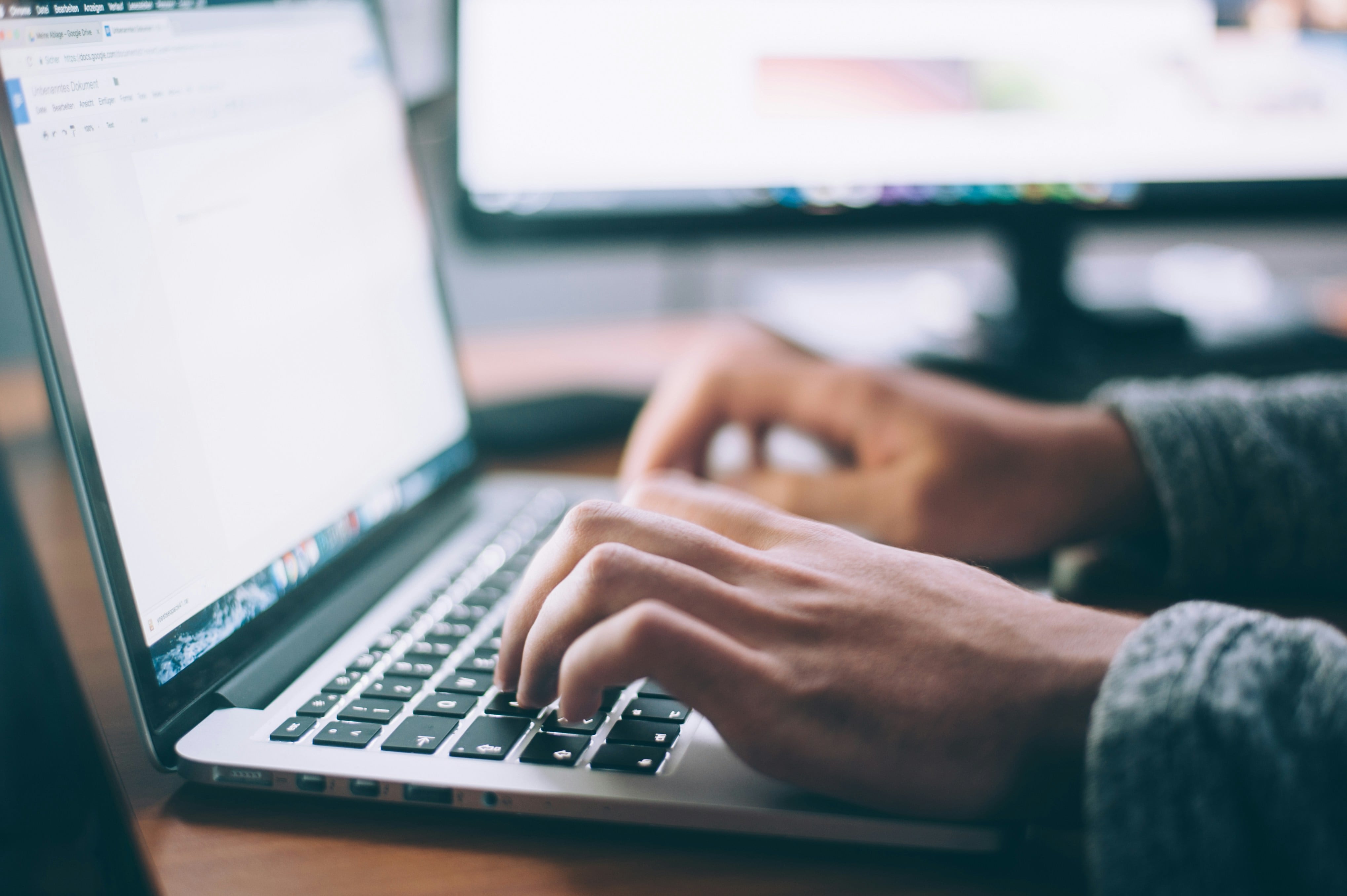 Flexibilidad horaria y acompañamiento presencial se combinan en las carreras online pensadas para quienes trabajan (UFASTA)