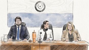 Un dibujo a mano alzada de tres personas sentadas en una mesa larga. El emblema de la República del Paraguay está en la pared de fondo.