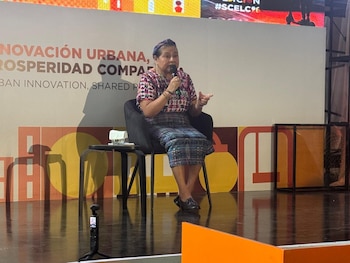 La agenda del Smart City Expo LATAM Congress 2026 centra la innovación urbana en movilidad, sostenibilidad, prosperidad económica y equidad social con colaboración multisectorial. Rigoberta Menchú afirma que no puede existir una ciudad inteligente sin ciudadanos inteligentes y pide que la inteligencia artificial aporte a comunidades más justas e incluyentes. Las soluciones digitales como datos abiertos, movilidad inteligente y gestión de recursos se presentan como motores para reducir brechas sociales, económicas y territoriales en las ciudades. Autoridades destacan a Puebla como laboratorio de innovación y desarrollo urbano, con conectividad, turismo e inversión, y con estrategias para restaurar biodiversidad desde lo urbano. (Soledad Victoria / Infobae México)