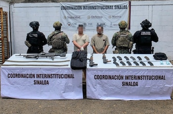 Una denuncia anónima que alertó sobre personas armadas al interior de un complejo de departamentos. Ambos sujetos fueron detenidos. (Crédito: X | @sspsinaloa1)