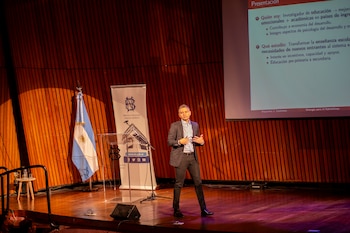 Alejandro Ganimian es profesor adjunto