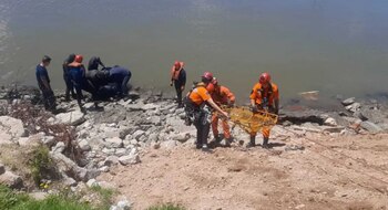 Buzos tácticos realizaron maniobras de inmersión para localizar y extraer el cuerpo del interior del dique (Foto: UNO)