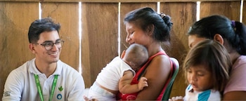 Niños y mujeres en comunidades