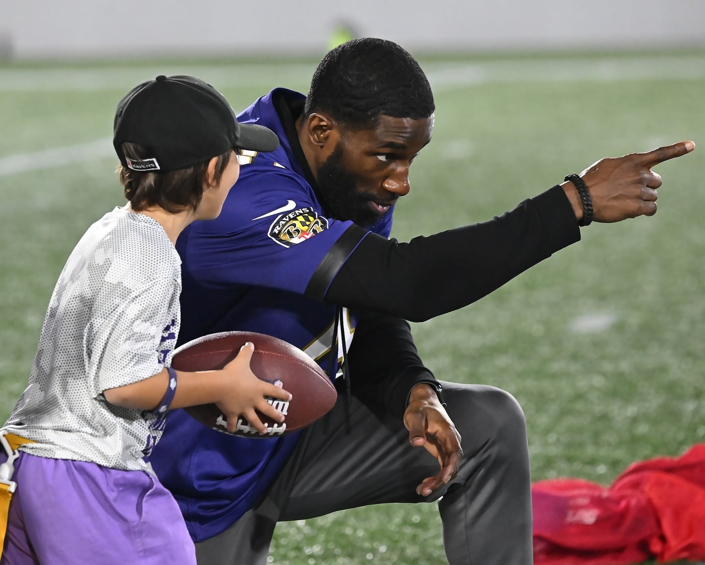 El exjugador de fútbol americano Kyle Arrington dejó la competencia por una conmoción cerebral y atravesó el golpe a su identidad (@KyleArrington)
