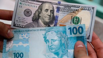 La devaluación del real y la demora en salir del cepo preocupa a los consultores económicos