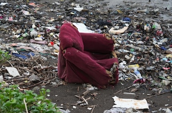 Toda clase de basura va a parar a los cauces de los ríos, hasta llegar a las playas.