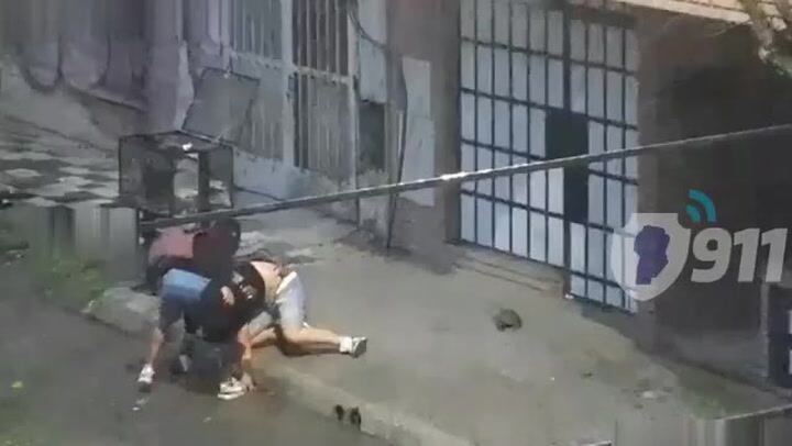 Un violento robo registrado por las cámaras del sistema de videovigilancia 911 en el barrio Güemes