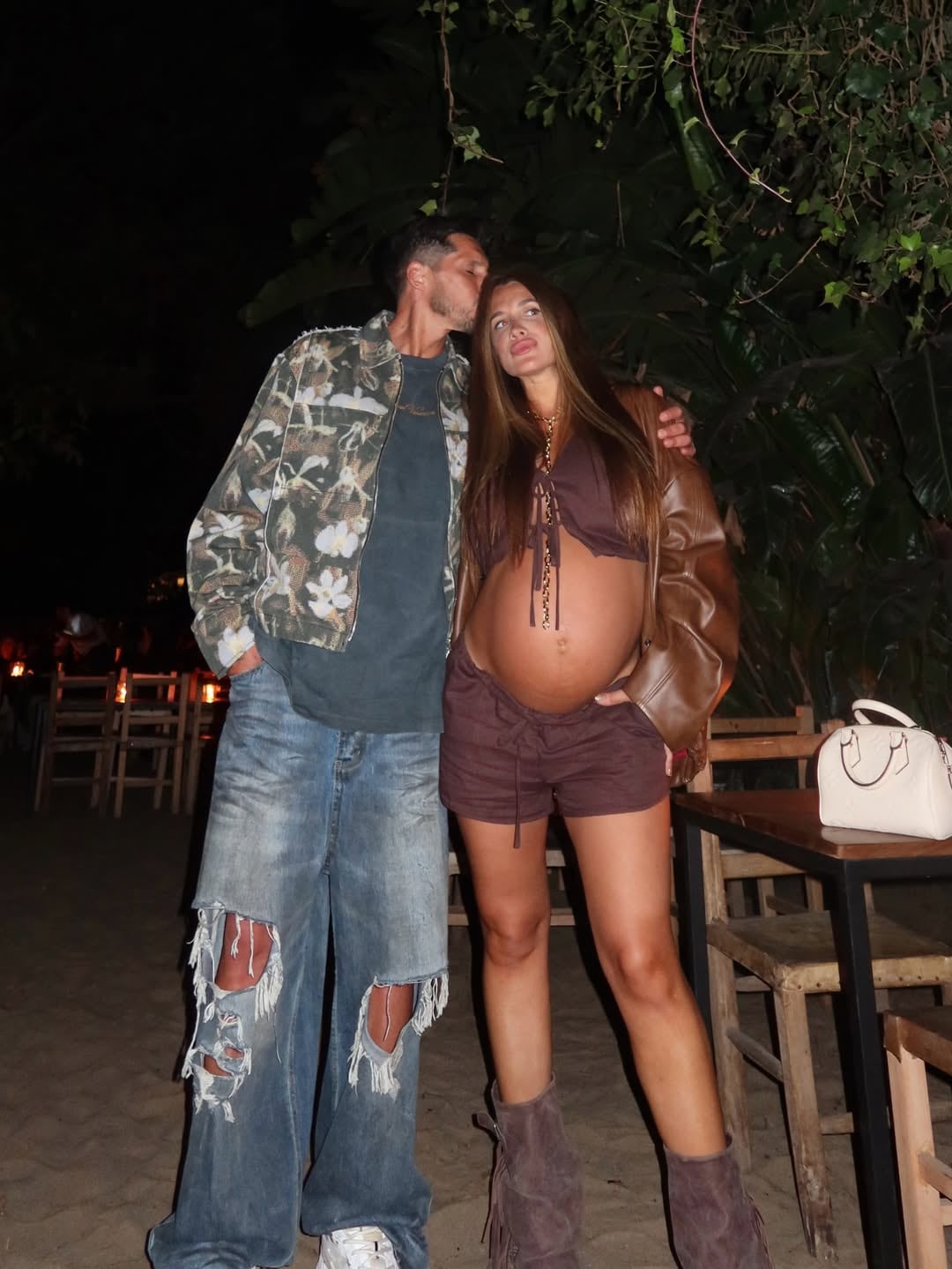 La pareja mientras palpitaba la llegada de su primera hija juntos