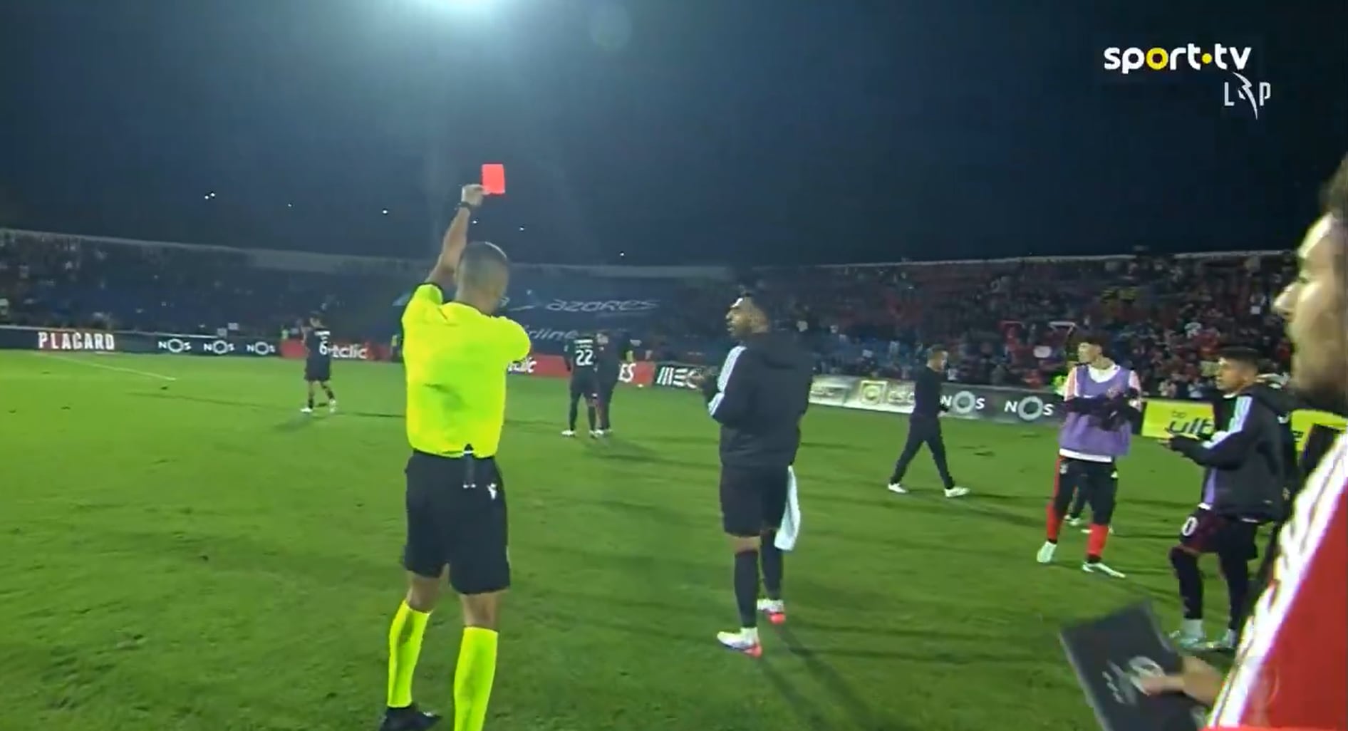 El árbitro expulsó a Jhon Jader Durán después de las discusiones una vez pitó el final del partido - crédito Sport TV