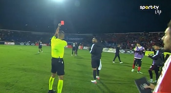 El árbitro expulsó a Jhon Jader Durán después de las discusiones una vez pitó el final del partido - crédito Sport TV