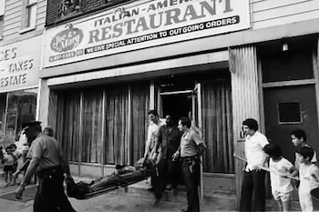 Policías sacan el cuerpo del