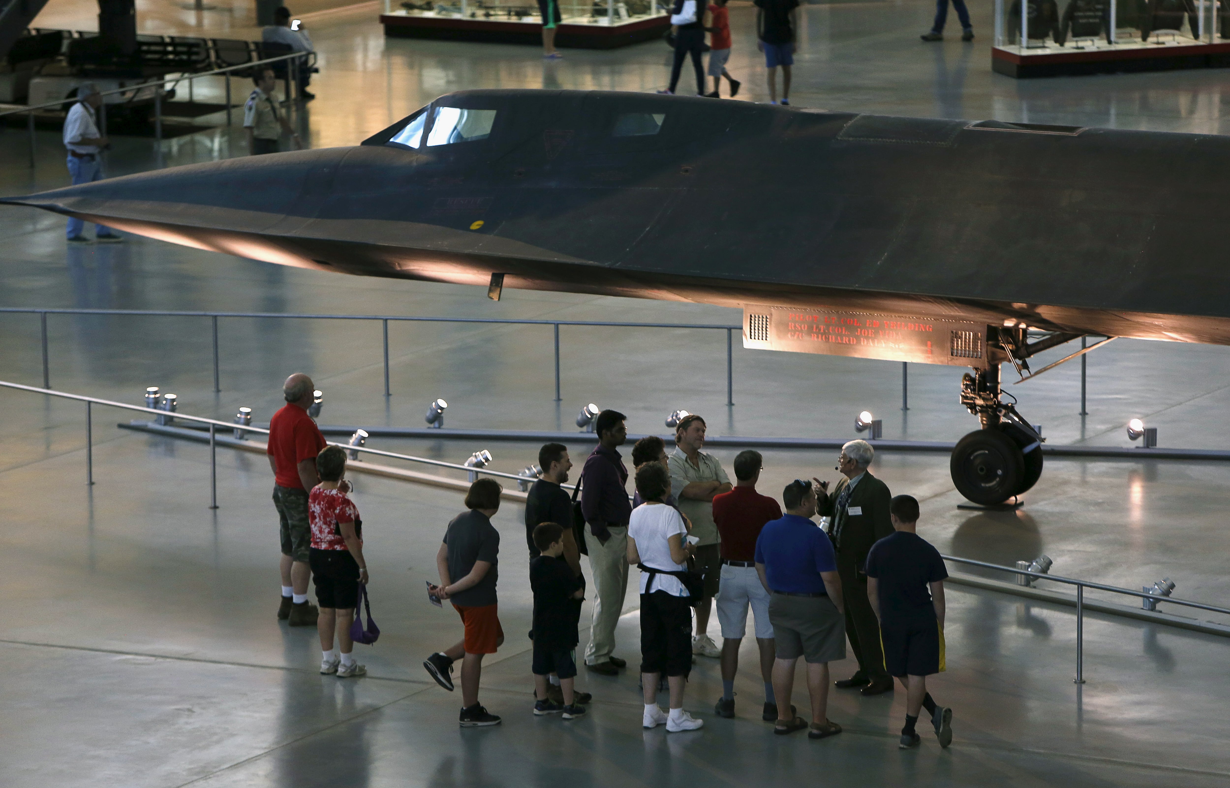 La NASA retiró de su pedestal en la Base Edwards al SR-71 Blackbird para trasladarlo a un hangar de inspección (REUTERS/Gary Cameron/File Photo9