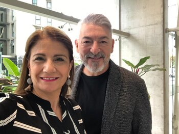 Junto a Alejandra, su esposa,