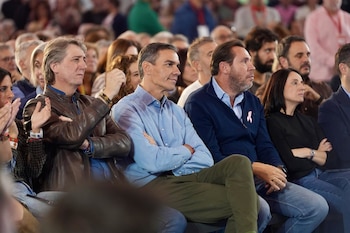 19/10/2026 El ministro de Transportes y Movilidad Sostenible, Óscar Puente (2d), el presidente del Gobierno, Pedro Sánchez (c), y el secretario general de los socialistas castellanos y leoneses, Carlos Martínez (i) durante un acto político de precampaña, en la Cúpula del Milenio, a 19 de octubre de 2026, en Valladolid, Castilla y León (España). El acto, enmarcado dentro de la precampaña para las elecciones generales del 29N, es el segundo en el que participa Sánchez en Castilla y León desde que convocara elecciones generales, ya que el pasado domingo 11 estuvo en La Térmica Cultural de Ponferrada (León).
POLITICA
Photogenic/Claudia Alba - Europa Press