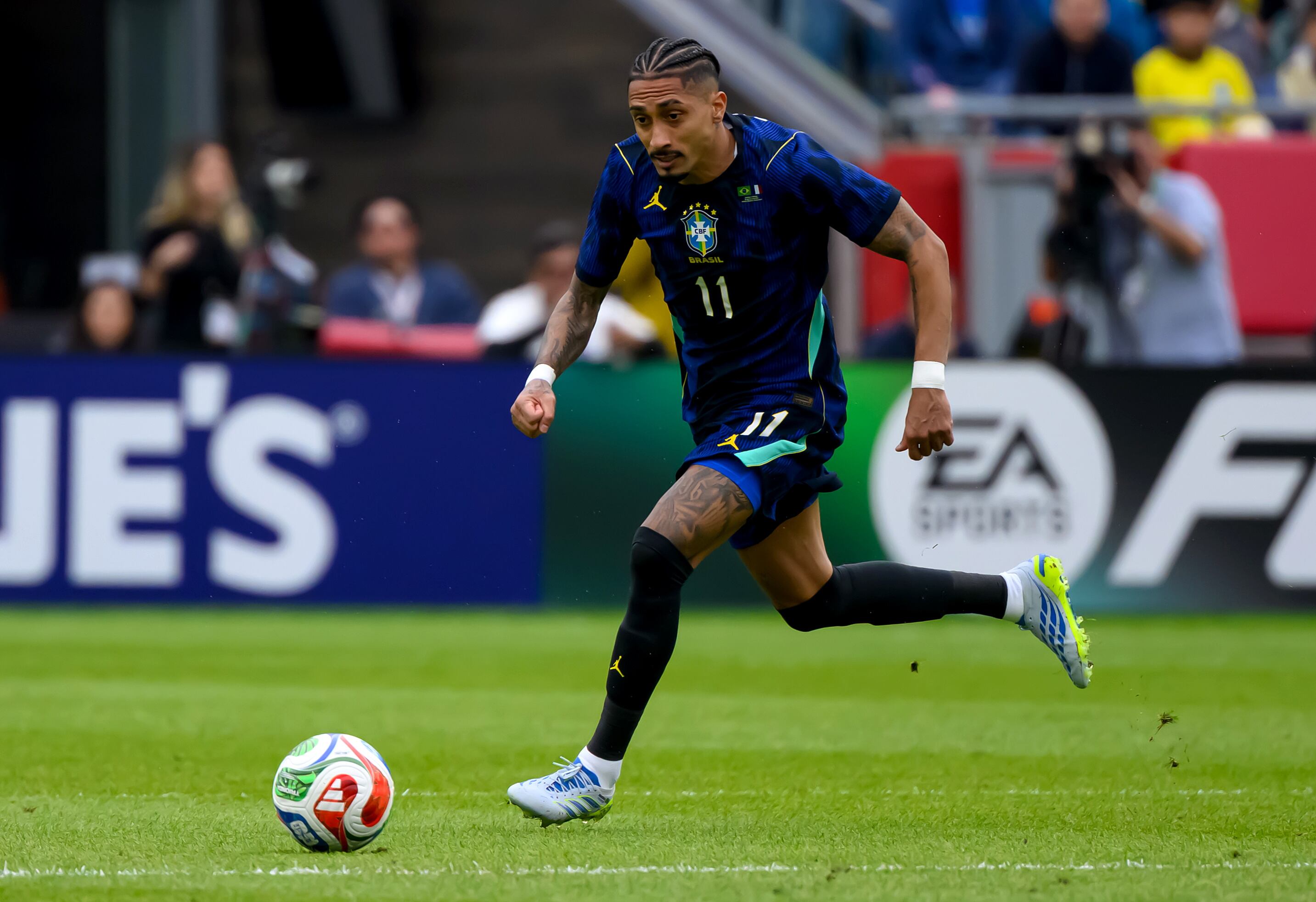 Raphinha no disputará el amistoso frente a Croacia debido a una lesión que sufrió en el muslo derecho (EFE/ADAM RICHINS)