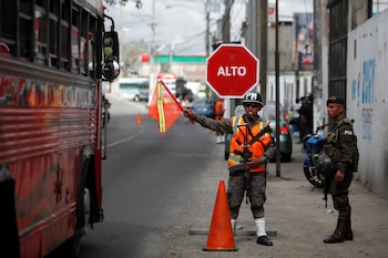 Imagen de archivo: Agentes de la Policía Militar vigilan una parada de autobús en las afueras de la Ciudad de Guatemala, Guatemala. REUTERS/Luis Vargas.