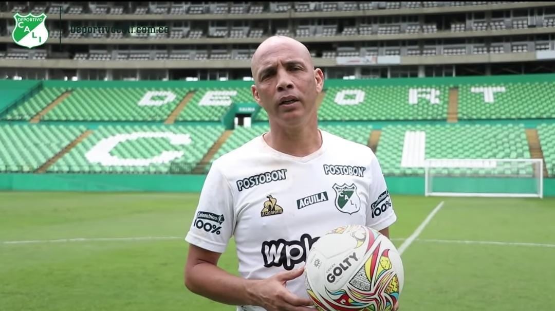 Mayer Candelo dirigió al Deportivo Cali en 2022, en una de sus experiencias como entrenador en el fútbol profesional colombiano. - crédito @deportivocalioficial