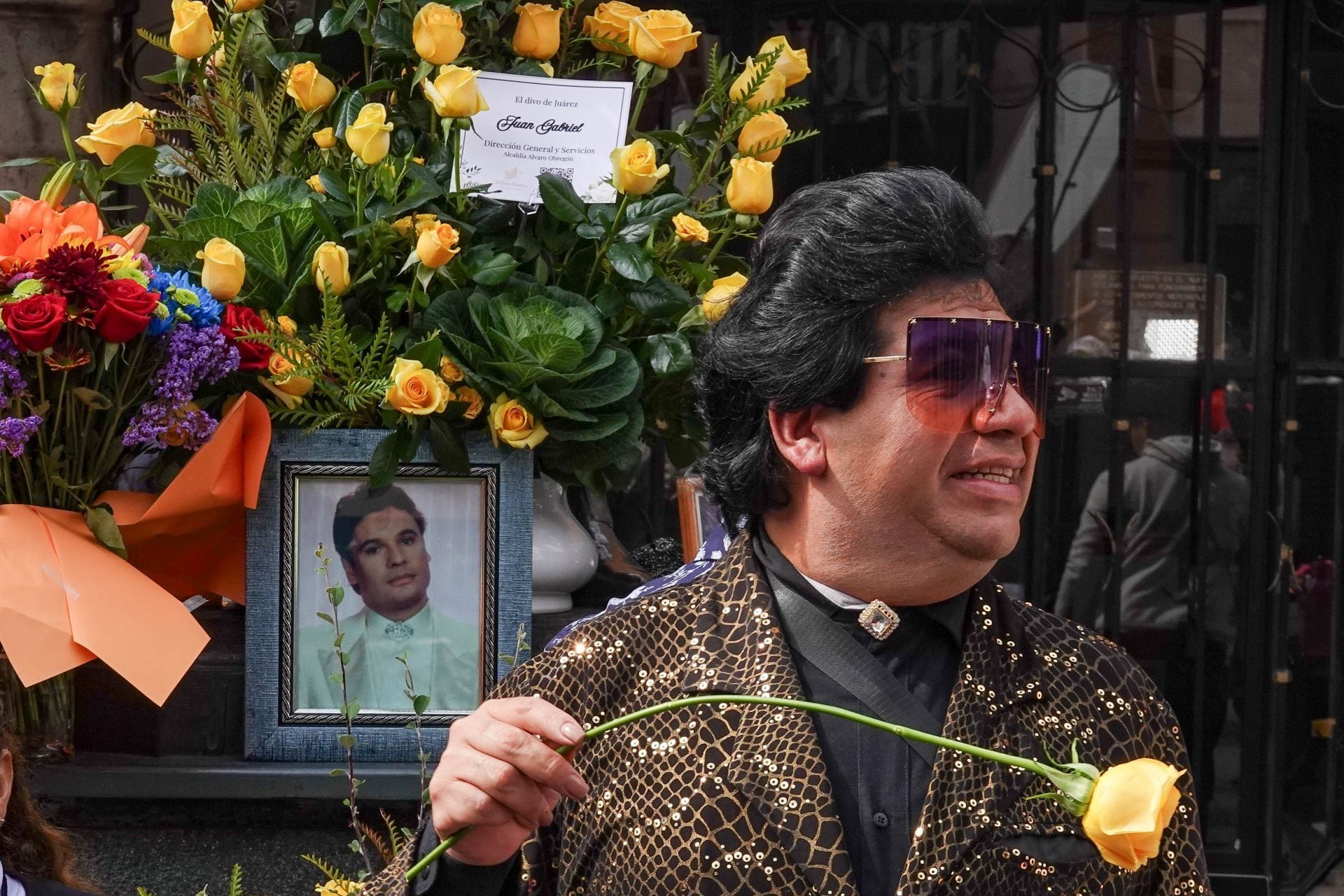 CIUDAD DE MÉXICO, 27AGOSTO2026.- Capitalinos se reúnen frente a la estatua de Juan Gabriel, ubicada en la Plaza de Garibaldi para recordar al cantautor; colocando arreglos flores, fotografías e interpretando sus grandes éxitos caracterizados como el divo de Juárez, esto a una década de su muerte.
FOTO: ROGELIO MORALES/CUARTOSCURO.COM
