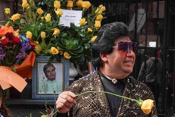 CIUDAD DE MÉXICO, 27AGOSTO2026.- Capitalinos se reúnen frente a la estatua de Juan Gabriel, ubicada en la Plaza de Garibaldi para recordar al cantautor; colocando arreglos flores, fotografías e interpretando sus grandes éxitos caracterizados como el divo de Juárez, esto a una década de su muerte.
FOTO: ROGELIO MORALES/CUARTOSCURO.COM