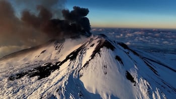 Vista del monte Etna, uno de los volcanes más activos del mundo, con actividad eruptiva visible