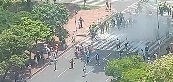 Disturbios fuera de la alcaldía