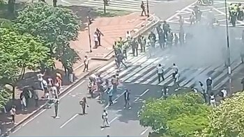 Fuertes disturbios frente a la