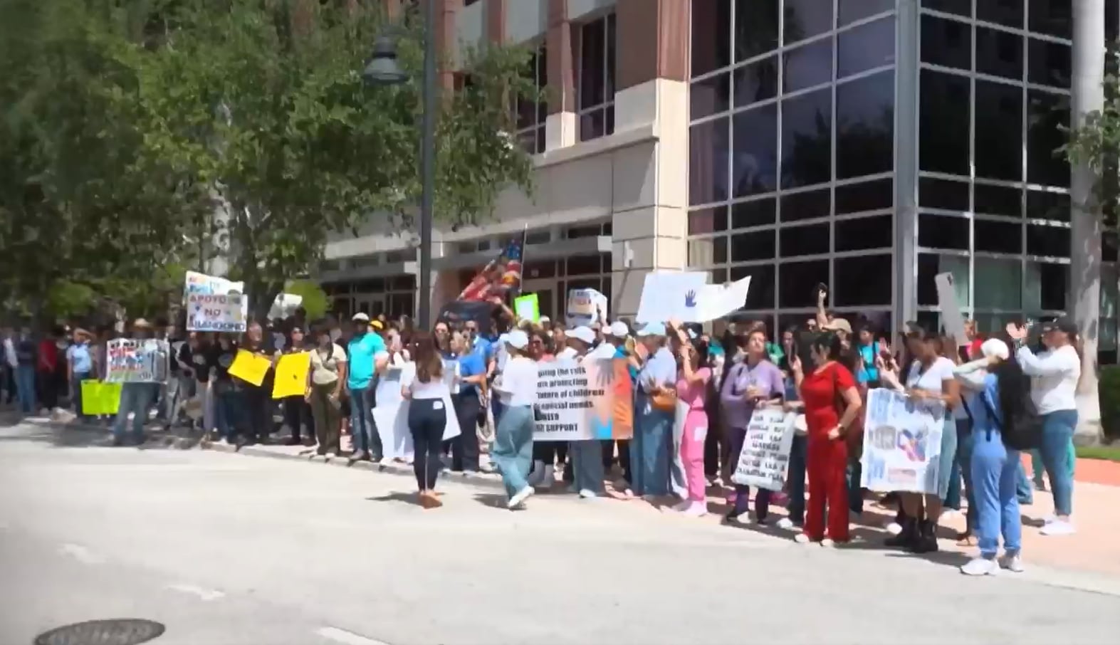 Familias reclamaron que la nueva regulación de Medicaid deja sin opciones de atención a niños con necesidades especiales (Telemundo 51)