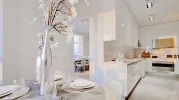 Cocina y comedor de amplias