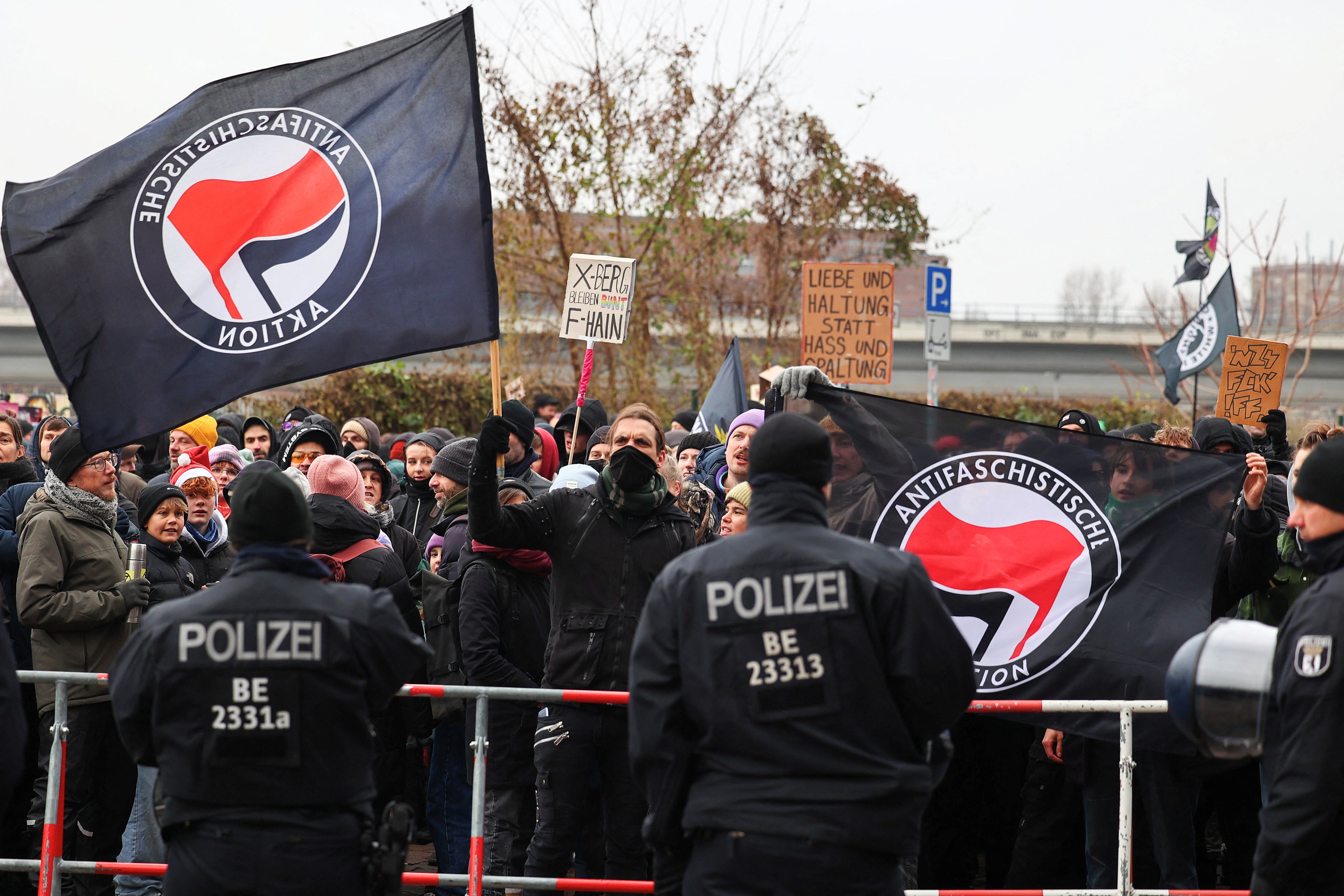 Imagen de archivo: Una persona ondea una bandera del movimiento Antifa en una manifestación en Berlín, Alemania, el 14 de diciembre de 2024 (REUTERS/Christian Mang)