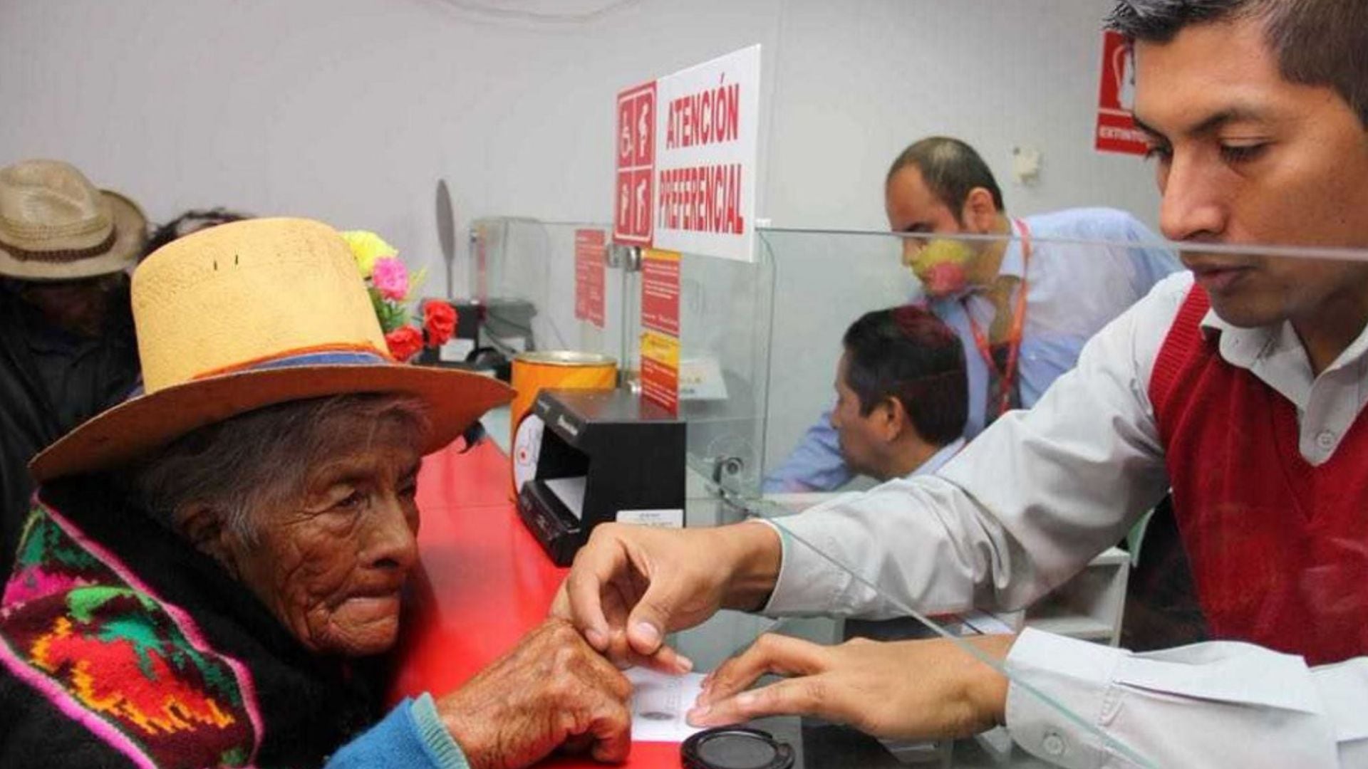 El programa que ofrece un subsidio para adultos mayores ahora sería de 700 soles bimensuales