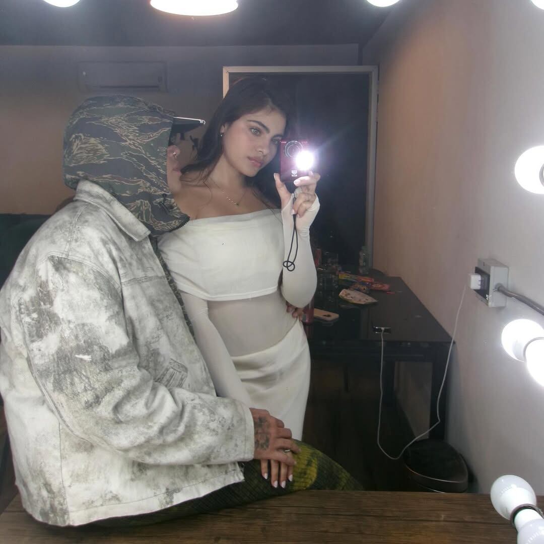 El cantante compartió una foto comprometedora con la modelo paisa y desató rumores de una nueva relación - crédito @beele / Instagram